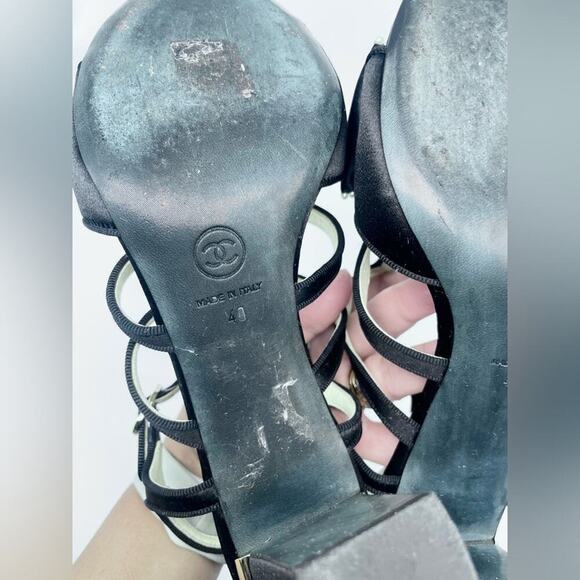 CHANEL Black leather/ Satin caged pearl embellished bow block heel sandals EU40 - Picture 11 of 14